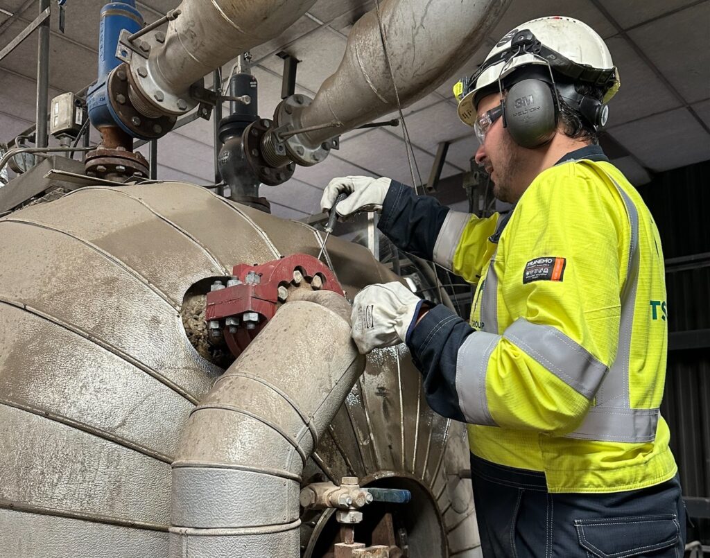 Lekkasjetetting under drift. Mann utfører tetning med klammer.
