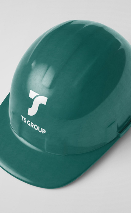 Grønn hjelm med TS Group logo.