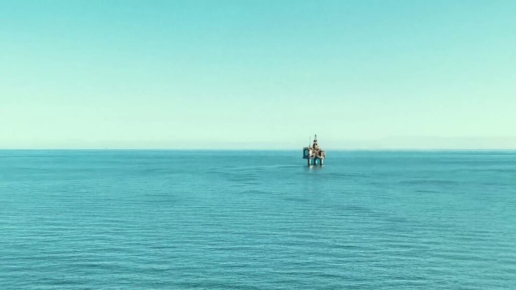 TS Group - bilde av oljeplattform på avstand